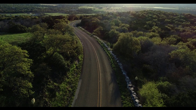 弯曲的乡村公路，德州山国家，公园路4，伯内特县，美国德克萨斯州视频素材