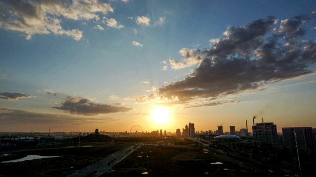 戏剧性的天空和城市天际线视频下载