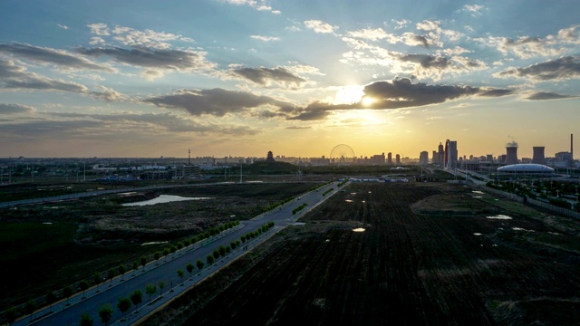 戏剧性的天空和城市天际线视频下载