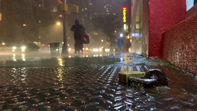 防盗锁在雨夜锁城市人行道地下室的特写视频素材