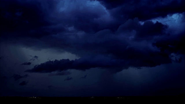 在下雨和雷暴之前，戏剧性的天空和暴风雨云的时间流逝视频素材