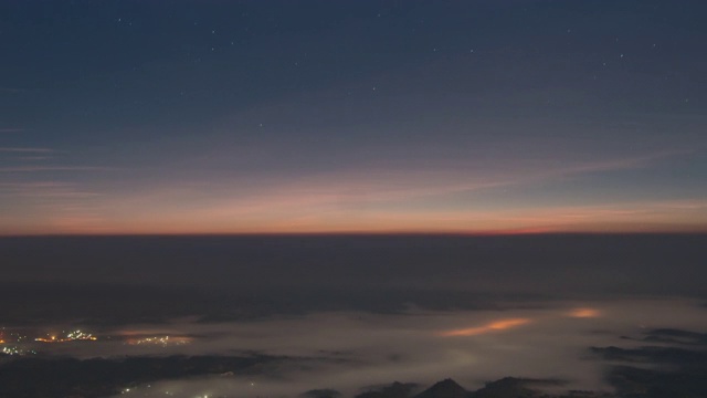 在山顶鸟瞰点上日出的时间流逝视频素材