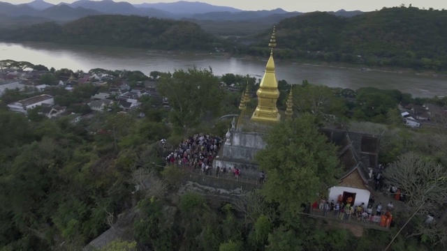 老挝琅勃拉邦古都神庙的无人机航拍画面视频素材