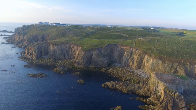 自然岩石拱门在海岸的土地的尽头，英国康沃尔的视频片段视频素材