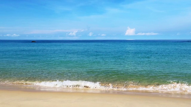 清澈碧绿的海水，平静的海浪视频素材