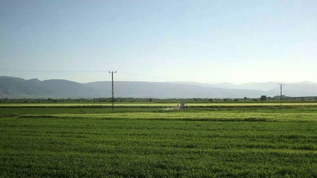 乡村公路和绿色森林自然景观视频素材