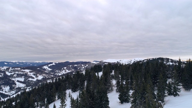 飞越乌克兰冬季山，鸟瞰图视频素材