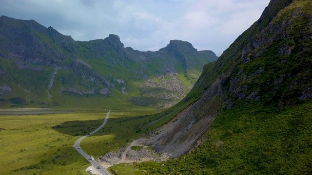 沿着道路上方的山的斜坡飞行视频素材