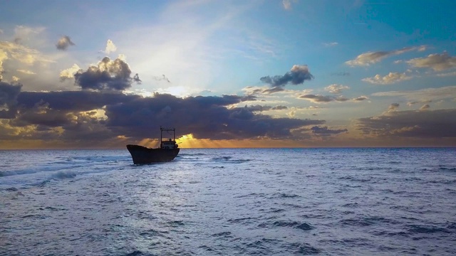 飞越海洋和船只搁浅视频素材