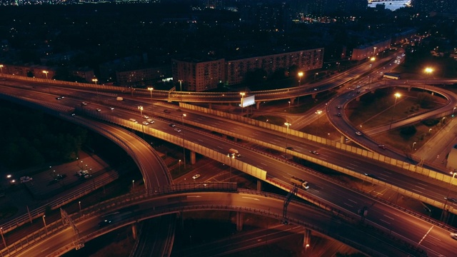 夜间鸟瞰高速公路十字路口视频素材