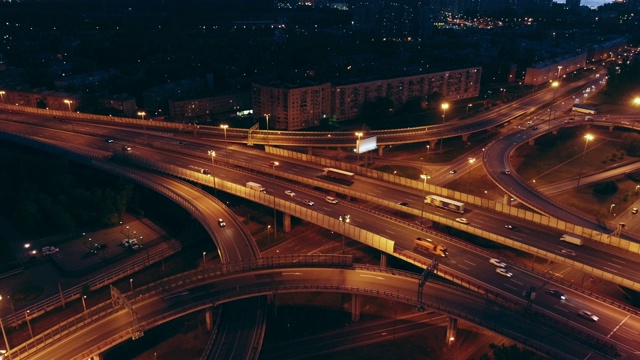 夜间鸟瞰高速公路十字路口视频素材