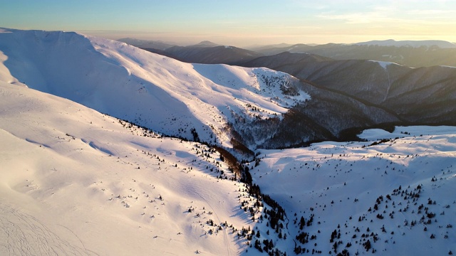 飞过被夕阳照亮的雪山视频下载