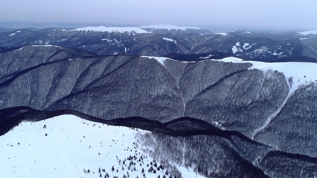 飞过被夕阳照亮的雪山视频下载