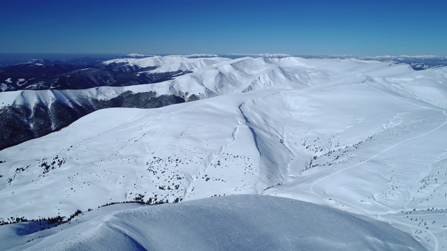 在白天的太阳照耀下的绿松石雪山上空飞行视频下载