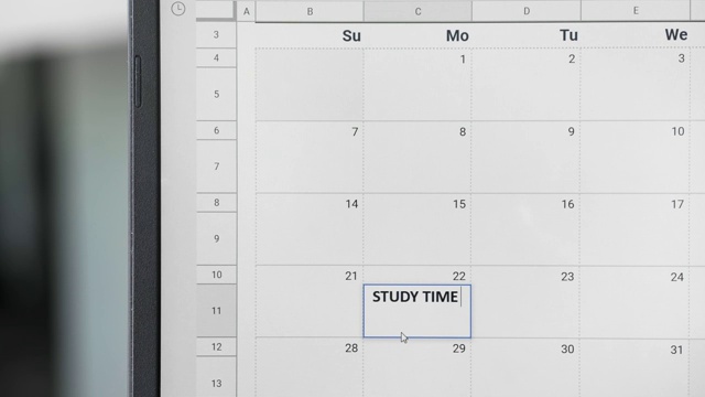 在每周计划日历上写下学习时间来记住这一天。视频素材