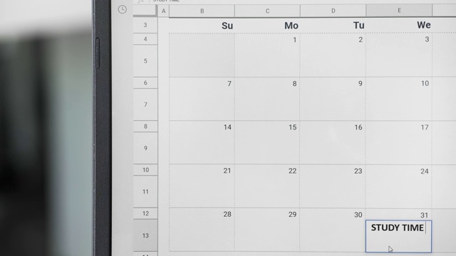 把学习时间写在日历的31号，以记住这一天。视频素材