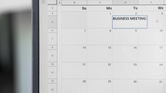 在日历上写2号的商务会议以记住这个日期。视频素材