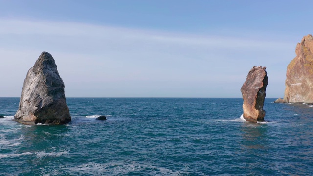 在岩石之间的海面上飞行视频素材