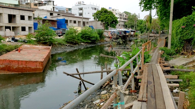 泰国曼谷贫民窟受污染河流上的临时房屋视频素材