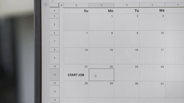 在日历上写“开始工作”以记住这个日期。视频素材