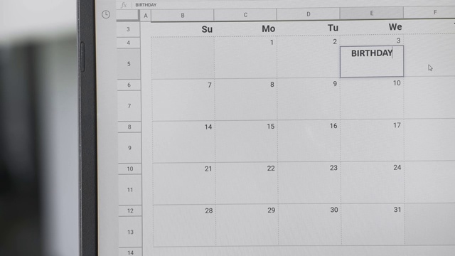 把生日写在日历的3号以记住这一天。视频素材