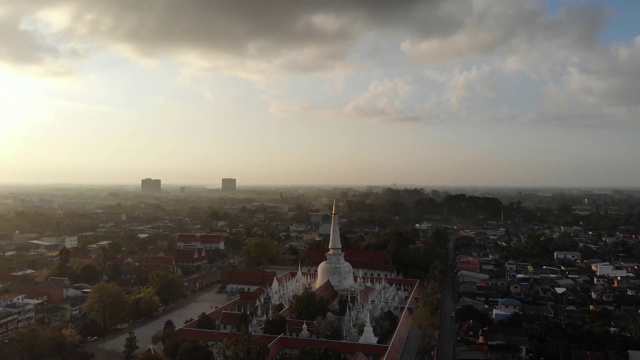 上午航拍的那空寺塔马拉城，是泰国南部一个重要的大城市，以佛塔为中心。视频下载