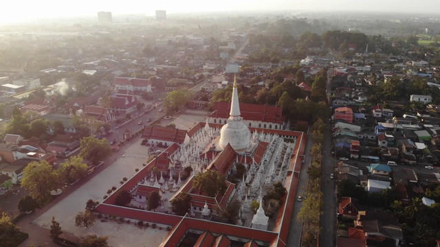 上午航拍的那空寺塔马拉城，是泰国南部一个重要的大城市，以佛塔为中心。视频下载