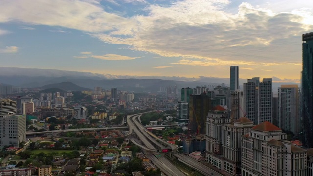 吉隆坡城市中心在黎明俯瞰城市天际线在联邦领土，马来西亚。视频素材