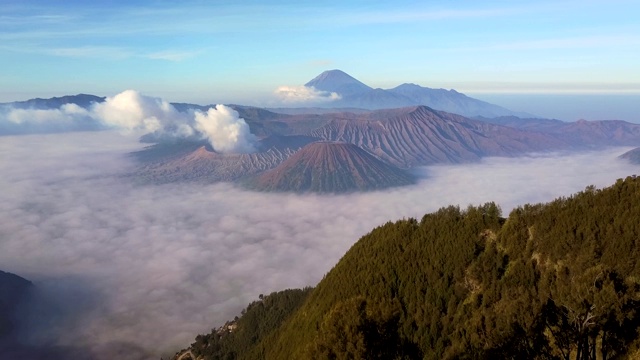 无人机在印度尼西亚东爪哇的布罗莫火山飞行视频素材