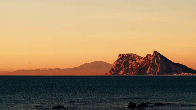 海景，直布罗陀岩石在早晨视频素材