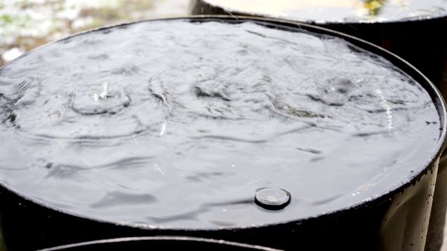 雨点落在外面的水桶上视频素材