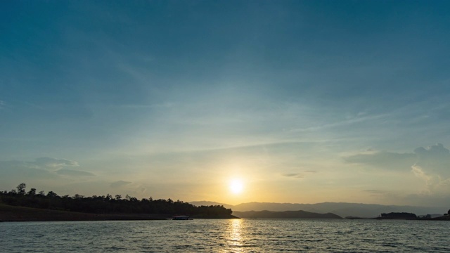 日落湖的时间流逝，从白天到黄昏的时间流逝视频素材