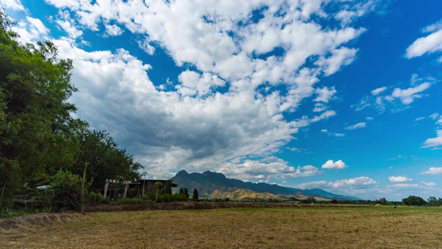 稻田对蓝天与山的背景，时间流逝视频视频素材