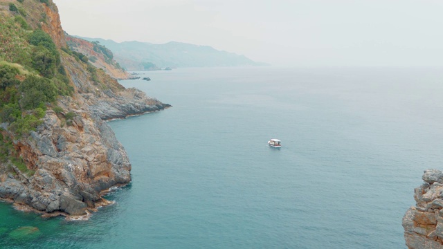 地中海多岩石泻湖上的白色渔船视频素材