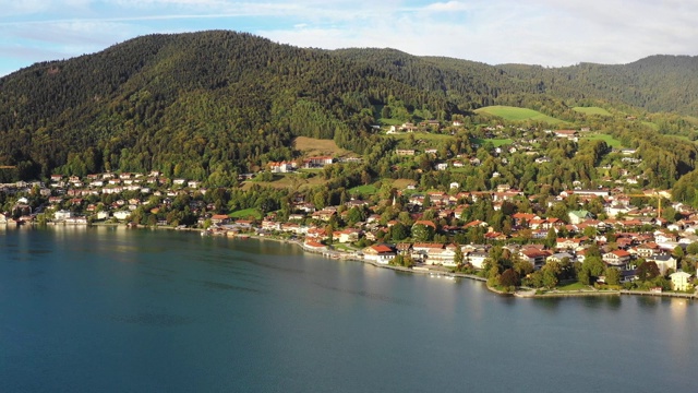 Tegernsee,德国。Tegernsee湖在rottachegern(巴伐利亚)，德国靠近奥地利边境。鸟瞰图的湖“泰根西”在阿尔卑斯山的巴伐利亚。坏Wiessee。巴伐利亚州的泰根西湖。视频素材