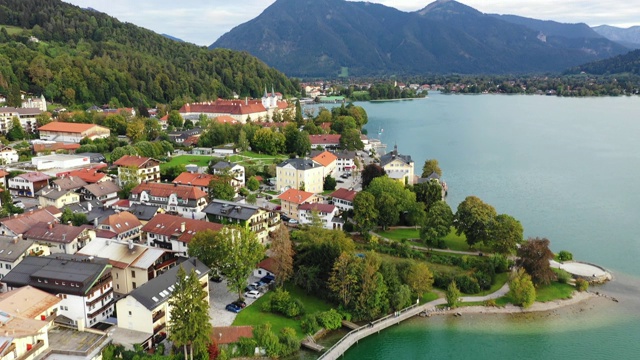 Tegernsee,德国。Tegernsee湖在rottachegern(巴伐利亚)，德国靠近奥地利边境。鸟瞰图的湖“泰根西”在阿尔卑斯山的巴伐利亚。坏Wiessee。巴伐利亚州的泰根西湖。视频素材