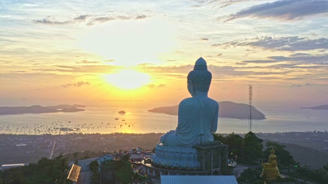 鸟瞰日出中的普吉岛大佛视频素材