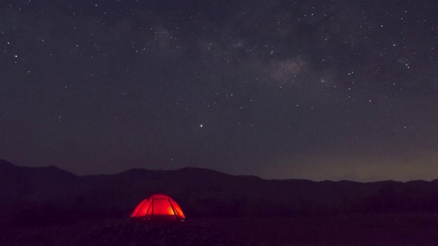 红色帐篷下的银河时间流逝南邦泰国，宇宙星系银河系时间流逝，星系视图，恒星线，时间流逝夜空星星的天空背景。4 k决议。视频素材