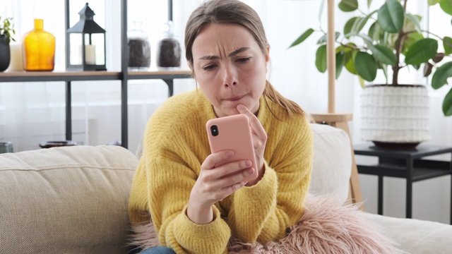 看手机短信的女人心烦意乱视频素材