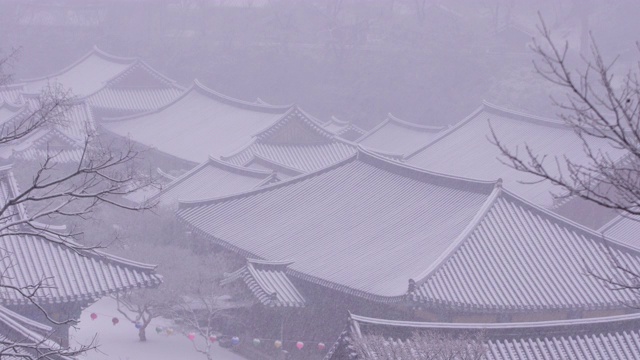 韩国全罗南道，若溪山/顺天溪松光沙寺的冬季雪景视频素材