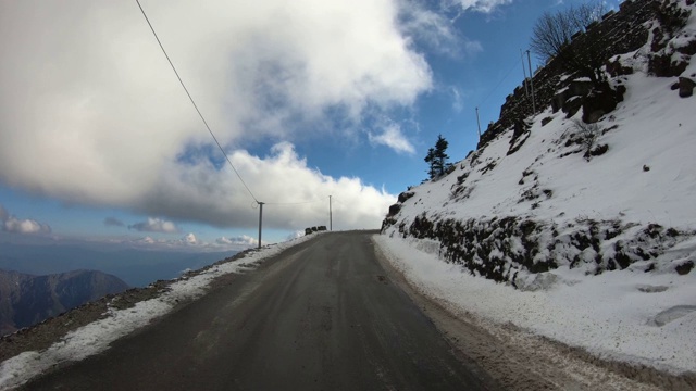 在白雪覆盖的山上开车视频素材