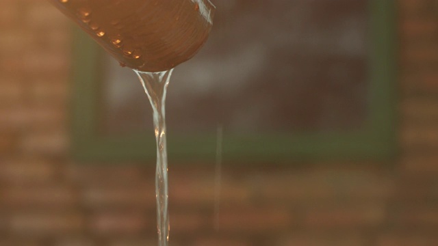 雨水顺着排水沟流下去。视频素材