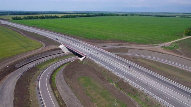 高速公路与以上公路交界处，新桥与新柏油路视频素材