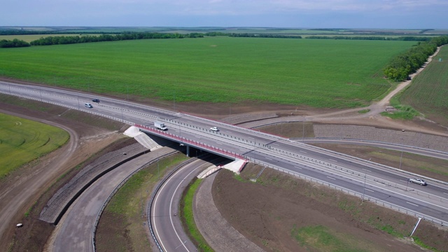 高速公路与以上公路交界处，新桥与新柏油路视频素材