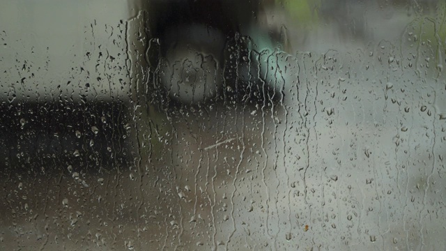 雨滴落在玻璃上。多雨的天气视频素材