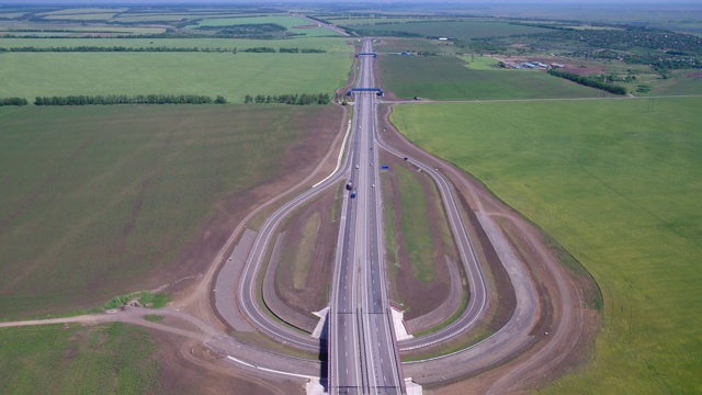 高速公路与以上公路交界处，新桥与新柏油路视频素材