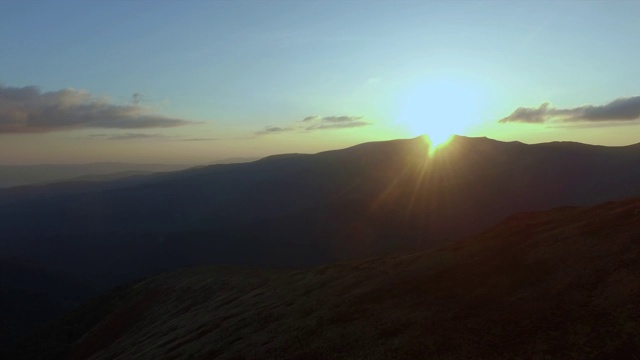 逆着太阳飞过群山视频素材