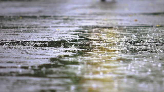 有大雨和水坑在背景上奔跑的一个人的脚视频素材