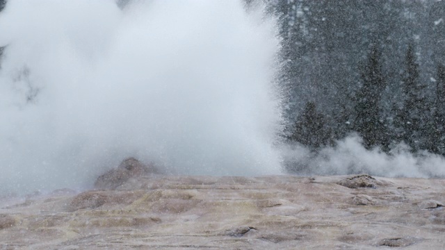 汇编的雪吹出参差不齐的山峰和间歇泉喷发视频素材