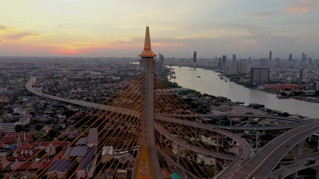 普密蓬大桥和湄南河在结构上的悬索式建筑概念，城市城市，曼谷。日落时分的泰国市中心。视频素材